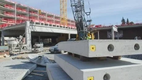 MARKEN. Betongväggar till hyreshuset som skulle varit monterade ligger kvar på marken.