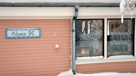 INGEN DIALOG. På FUB i Gällivare är man upprörd över beslutet att spara på dagcenterverksamheten för deras barn. Kommunens skäl är att det är för dyrt, så man slår nu ihop tre dagcenteravdelningar till en.