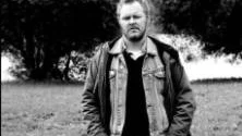 SKIVA OCH BOK. Den 21 september kommer Mattias Alkberg ut med sina nya skiva och bok Anarkist.