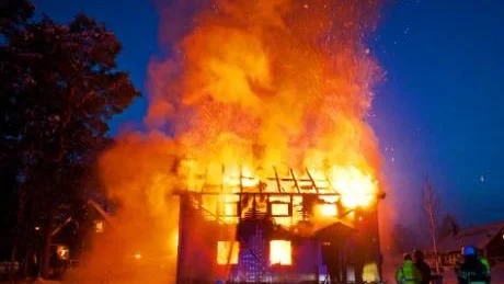 Foto: DAVID KRISTIANSEN HÄFTIGT FÖRLOPP. Huset i Unbyn kunde inte räddas. En kvinna befaras ha omkommit i lågorna.