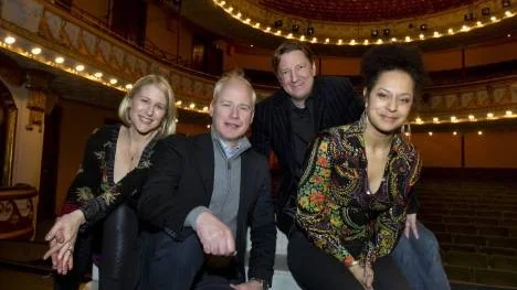 Robert Gustafsson med Åsa Fång, Per Svensson och Sharon Dyall som alla ingår i ensemblen när Robert i höst firar 25 år som artist.