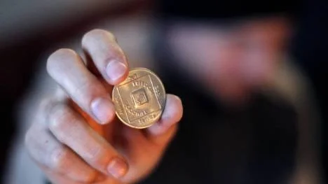 Erik visar stolt upp medaljen som han fick av Anonyma Narkomaner efter tre drogfria år.