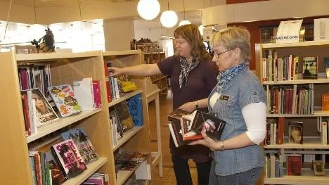 Inger Mäkimaa, närmast, Elisabeth Andersson och övriga på biblioteket i Arvidsjaur laddar hyllorna med läsvärd läsning inför Världsbokveckan, som 19-25 april firas på biblioteken i Norrbottens län.