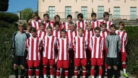 Piteås P16-lag som vann Lilla VM i Boden. Främre raden: Marcus Lenndin, Anton From, Joakim Vikström, Andreas Kaatari, Henrik Millbert, Hannes Bjernhagen, Isac Lindberg Mellersta raden: Viktor Säthergren, Daniel Nordqvist, Tobias Modig, Emil Olovsson, Jonathan Mäki, David Forsberg, Ola Johansson. Bakre raden: Jack Lindhammar, Oskar Åberg, Olle Abrahamsson, Andreas Grimstad, Erik Berglund, Petter Lindström, Petter Öhman.