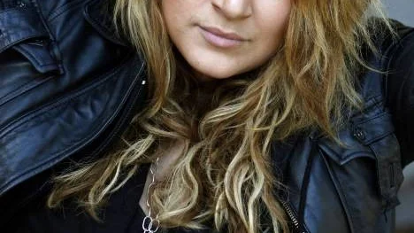 Sveriges ballad-drottning Sarah Dawn Finer har skurit ned på balladerna på sitt nya album.