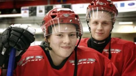 Jonas Berglund från Älvsbyn spelar med Piteå Hockey som möter Kiruna hemma i kväll. Jonas är lån från Luleås J 20-lag. Piteå lånar även Anton Barsk.