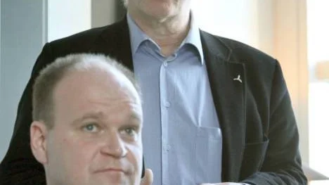 Piteå kommuns företrädare när det gäller energifrågor i allmänhet och vindkraft i synnerhet, Erik Persson (bakom) och Stefan Lundmark, avslöjar att de fått positiva signaler från miljödepartementet angånde tillståndet för 1 101 vindkraftverk i Markbygden.