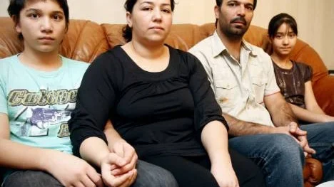 När Maisam och Majram Salihi intervjuades av Migrationsverket i Boden 2008 var de tolv respektive nio år. Sedan dess har beslutsfattarna aldrig frågat efter om barnen har några egna asylskäl. "Då kunde vi inte säga så mycket. Nu vill ingen höra varför vi är så rädda för att skickas tillbaka till Afghanistan", säger de bedrövade syskonen, här med föräldrarna Rita och Faiz Mohammed.