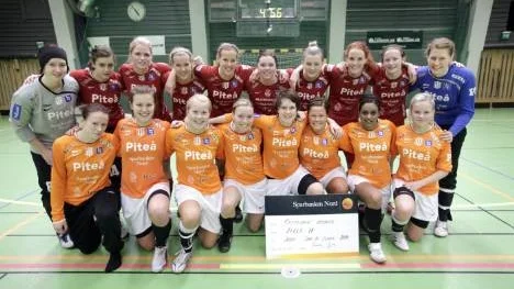 Lag orange vann finalen mot lag röd med 2-1. Silvergänget bak fr.v: Camilla Johansson, Linn Lundström, Amanda Höglund, Erika Nilsson-Waara, Linnea Nilsson-Waara, Viktoria Olovsson, Emelie Lövgren, Johanna Lindahl, Lena Blomkvist och Susanne Lindberg. Guldgänget fram fr.v: Sara Eliasson, Elin Bergqvist, Jennifer Rönnberg, Janina Marklund, Erika Karlsson, Lina Johansson, Emma Thall och Lisa Bergdahl.