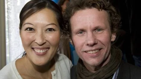 Äkta paret Lena och Bosse Sundström, journalist respektive sångare, ställs i kvällens På spåret mot duon Filip och Fredrik.