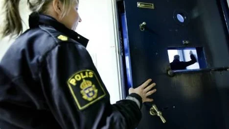 Områdespolis Sara Malm stänger symboliskt och bokstavligt dörren till arresten i gamla polishuset. Från och med nu kommer alla som grips eller omhändertas att transporteras till arresten i Luleå i väntan på att arrestlokaler byggs i det nya polishuset.