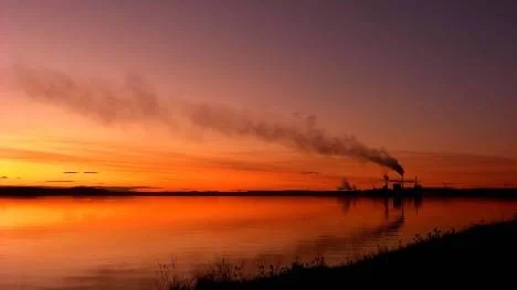 Kvällshimmel över Smurfit Kappa i Piteå.  Den vackra solnedgången fotograferades den 13 september.