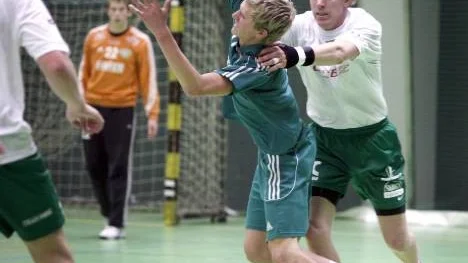 Niklas Nyman, i vit tröja, missade bortamatcherna mot Westermalm och Matteuspojkarna, men var med förra helgen mot Skuru. Då kom säsongens första seger för Strömnäs GIF som idag möter HK Stockholm. "Vi ska bara vinna", säger han.