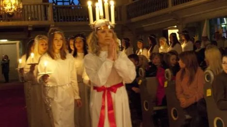 Emelie Vikström, Fridhemsskolans lucia, med följe lussade på fredagsmorgonen i Arvidsjaurs kyrka.