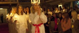 Stämningsfullt luciatåg i kyrkan