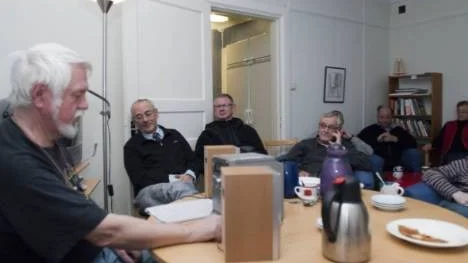 Olle Martinsson, längst till vänster, samlar regelbundet likasinnade i Arvidsjaur som också vill lyssna på musik som garanterat inte spelas på radio. Vid senaste träffen lyssnade man andäktigt till musik med militäriska förtecken.