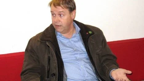 S-riksdagsledamoten Leif Pettersson, Luleå, är kritisk till regeringens satsning på privata jobbcoacher. Han anser att det är bättre att ge pengarna till arbetsförmedlingen och sätta in utbildningsinsatser under lågkonjunkturen.