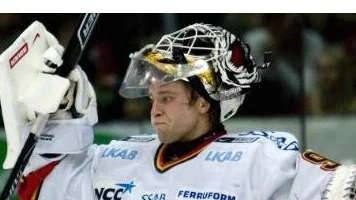 SVETTIGT. Gusten Törnqvist fick mota 40 puckar mot Frölunda. I kväll lär det inte bli mindre svettigt i streckmatchen mot Södertälje.