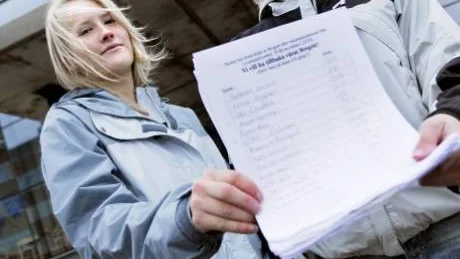 STRID PÅ SMÖRKNIVEN. Sofie Kieri och Linn Sundberg går årskurs 3 i gymnasiebyn i Luleå. Sedan detta läsår får de endast lättmargarin på brödet i skolmatsalen. De har samlat protestlistor mot det beslutet. Foto: Linda Wikström