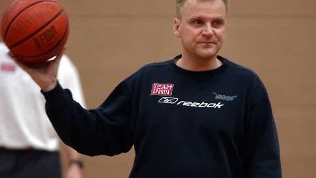 SLUTSPELSMOTSTÅND. Pekka Salminen coachar Solna och vill slå Plannja i SM-semifinalen. Men sedan kan han tänka sig att ta över coachjobbet i Plannja efter David Visscher. Foto: SCANPIX