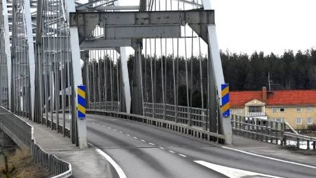 ISOLERING PÅ IS. Första fasen av bullersaneringen av fastigheter i Gäddvik är påbörjad och kommer att slutföras men vad som händer med de tiotalet hus som skulle bullerisoleras i en andra fas är högst oklar.