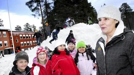 FLERA ÅR. Specialläraren Berit Östman, Hedskolan, tycker att det är bra att lärarfacken och arbetsgivarna nu nått en överenskommelse. "Till en början tyckte jag 10,2 procent lät jättemycket, sedan påpekade kollegorna att det handlade om flera år", säger hon. Foto: Andreas Wälitalo
