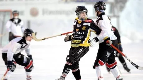 FEM MÅL. Daniel Åhl var stekhet och gjorde fem mål när Karlsborg vann med 10-7 mot Uppsala Bois. Däremot blev det förlust mot Unik med 6-9.