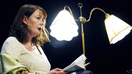 SLOG PUBLIKREKORD. Platserna ville inte räcka till när romandebutanten, historikern och kulturskribenten Åsa Linderborg gästade Kontext i Luleå för att tala om sin roman Mig äger ingen.Foto: Linda Wikström