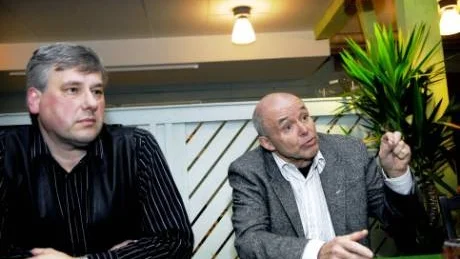 VARMA FAKTA. Anders Bylund lyssnar när metereologen Rune Joelsson berättar om att växthuseffekten medför både ökade vattenflöden och ett varmare klimat. Det är här uppe i norr som förändringarna syns snabbast.  Foto: Petra Isaksson