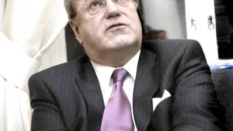 DEBATT. "Skrattretande", säger landshövding P-O Eriksson om debatten kring att kommunalrådet Bengt Niska bjöd Charlotte Kallas pappa på en resa till Italien samt löftet om en tomt till skidstjärnan.