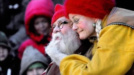 färdiga. Tomtefar får en kram av tomtemor vid sista föreställningen. Foto: Petra Isaksson