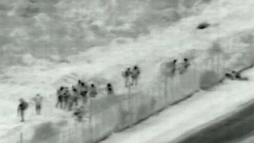 Invaderar. Israeliska trupper har gått in i Gaza. På bilden forcerar marktrupperna gränsstängsel mot Gaza. Foto: AP