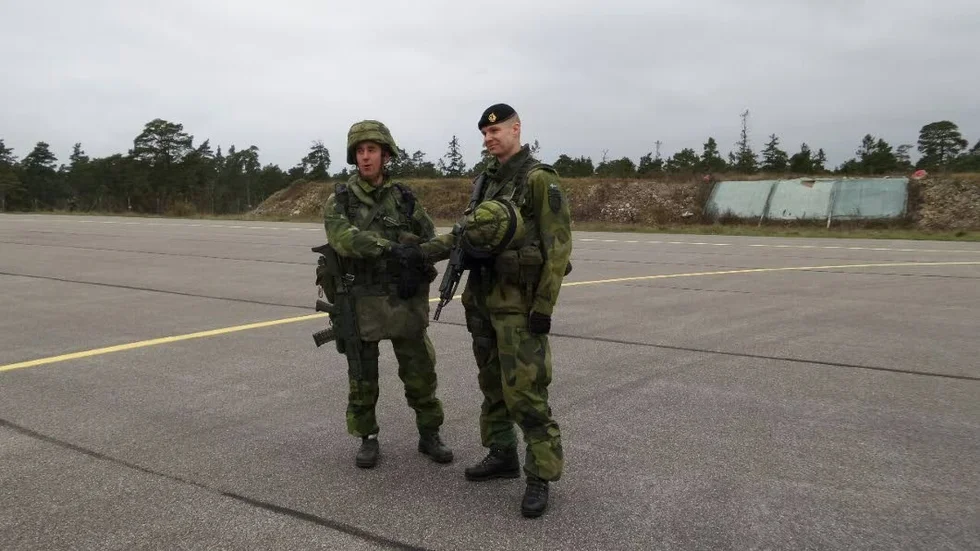 Avlösning. Nu tar Fredrik Åkerman, kompanichef på I19 i Boden över befälet efter kompanichef Pär Rånfält som återgår med sina mannar till P4 i Skövde.
