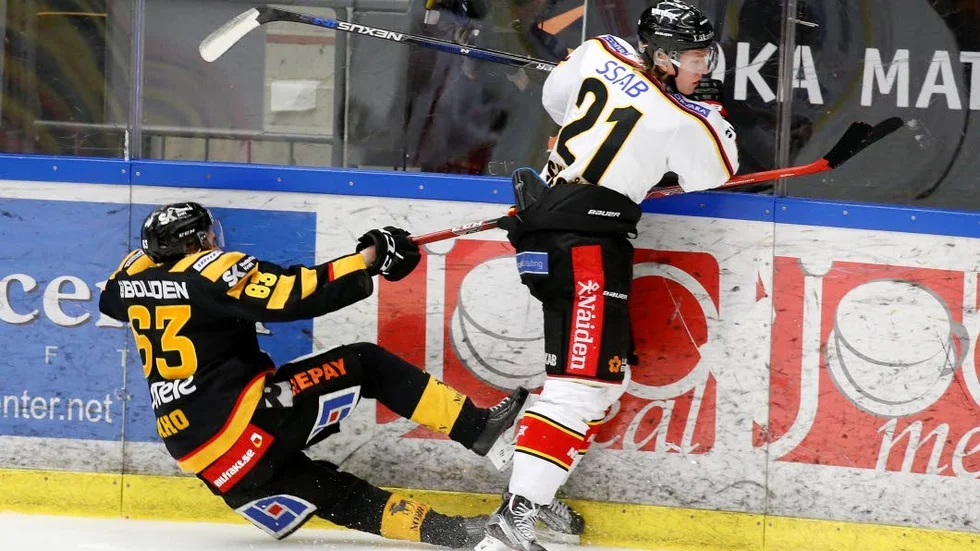Emil Sylvegård sänkte Sebastian Aho som ska ha ådragit sig en hjärnskakning av tacklingen.