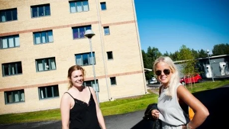 GRANNAR. Sjuksköterskestudenten Lydia Rehnström och blivande grannen Emelie Degeran som pluggar fastighetsmäklare. De är båda glada över att ha lyckats få en studentlägenhet i Luleå, något som blivit svårare under de senaste åren.