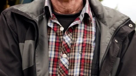 NYA PLANTOR. En av Holger Henrikssons två hektar jordgubbsodling har frusit sönder. "Det är kostsamt", säger han.