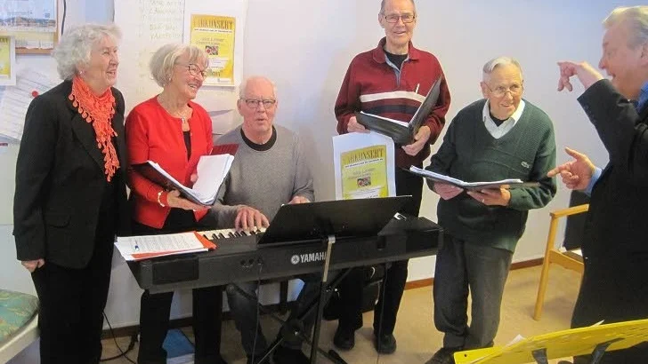 Repetitioner. Inför SPF Åkerbärets pensionärskörs vårvinterkonsert pågår för fullt. Britt Nilsson, Inga Lindkvist, Thomas Bergeskans, Kurt Hägglund och Einar Hjelm tar sig ton under ledning av Pekka Helles.