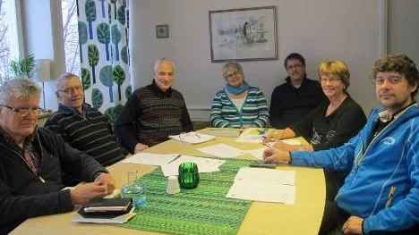 I fredags lanserade nya kommunalrådet i Älvsbyn en kommunpolitisk nyhet: Informellt gruppledarmöte. Deltog gjorde från vänster Sture Nordin (S), Harry Nyström (V), Göran Lundström (C), initiativtagaren Helena Öhlund (S), Stefan Hortlund (S), Inger Lundberg (FP) och Robert Andersson (KD).