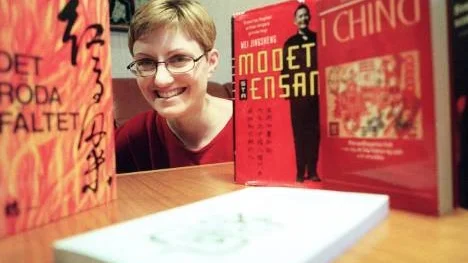 Anna Gustafsson Chen har länge översatt böcker från kinesiska till svenska. I slutet av 1990-talet när PT träffade henne och den här bilden togs hade hon nyligen översatt Mo Yans Det röda fältet, den första av nobelpristagarens böcker som kommit ut på svenska. (Arkivbild)