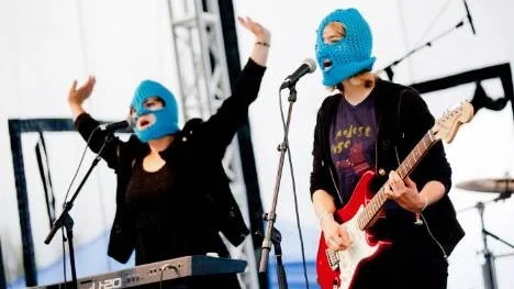 Luleå-bandet Könsförrädares medlemmar klädde sig under en låt i de luvor som det ryska punkbandet Pussy Riot gjort kända världen över, för att visa sitt stöd för de fängslade musikerna.