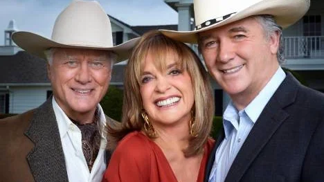 Larry Hagman som J.R. Ewing, Linda Gray som Sue Ellen Ewing och Patrick Duffy som Bobby Ewing.