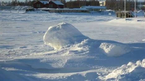 Snölejonet vaktar i Södra hamn.
