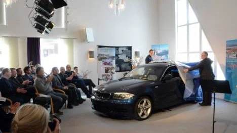 Avtäckningen av BMW-gåvan möttes av applåder.