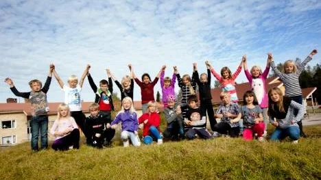 Tvåorna på Klubbgärdsskolan är några av alla barn i Piteå kommuns skolor som ska vara med i konserten. Just nu övar de på sångerna och rörelserna under sina musiklektioner.