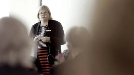 -Vi valde att sälja ut aktieinnehavet i Telia - det var långsiktigt en högrisk att stå kvar, sade Nordea Fonders vice Vd Maria Rengefors vid mötet i Acusticum