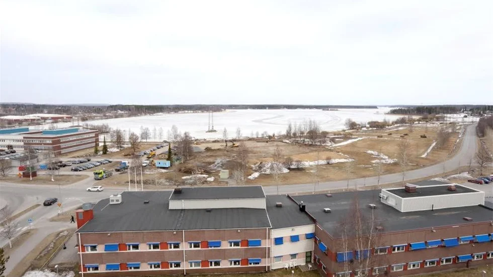 Nere vid vattnet, snett till höger om kommunuset i Piteå har gräv- och schaktmaskiner börjat röja mark för två stora hyreshusbyggen.
