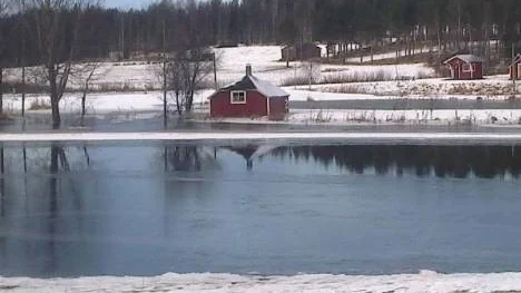 Det är vattensjukt värre i Fällfors, där en ispropp i Byskeälven förorsakat stora översvämningar.