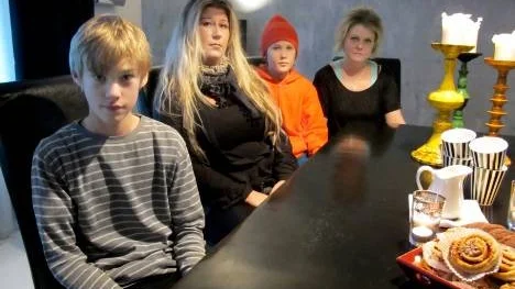 Tony Gustavsson, 12 (närmast) och Linus Häggström, 11, fanns med i den skolbuss som fick AC-anläggningen avskalad i viadukten. "Det är märkligt hur lite vi har blivit informerade", menar mammorna Eleonor Häggström och Catarina Widgren.