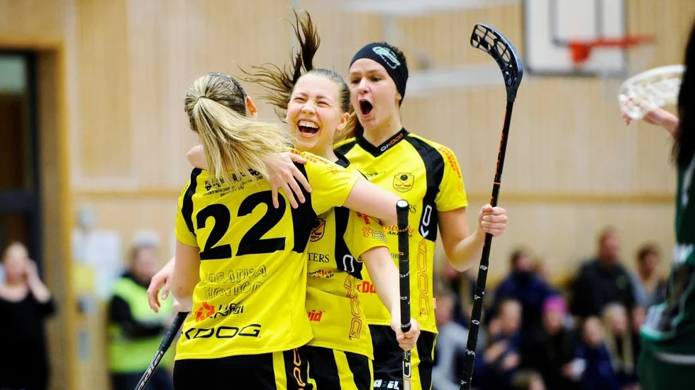 jubel. Josefin Jonsson, Emilia Olausson och Mariana Männistös Notas får lira vidare i ettan nästa säsong. Foto: Petra Isaksson