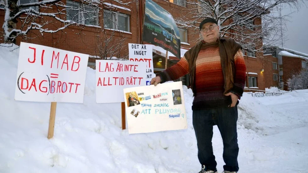 den samiska konstnäre Jsson från Porjujs." Jag är här fär att manifestera renen och renägarnas rättigheter", sa han.